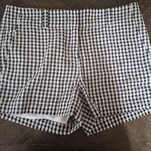 Vineyard Vines Black and White Women's Shorts Size 6.
